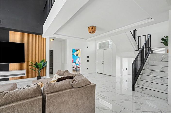 Image No.9-6 Bed House for sale
