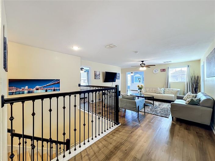 Image No.6-8 Bed House for sale