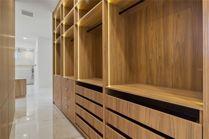 Image No.24-5 Bed House for sale
