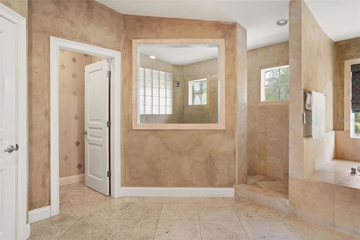 Image No.24-6 Bed House for sale