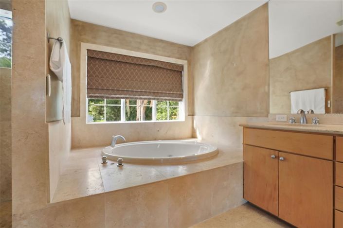 Image No.26-6 Bed House for sale