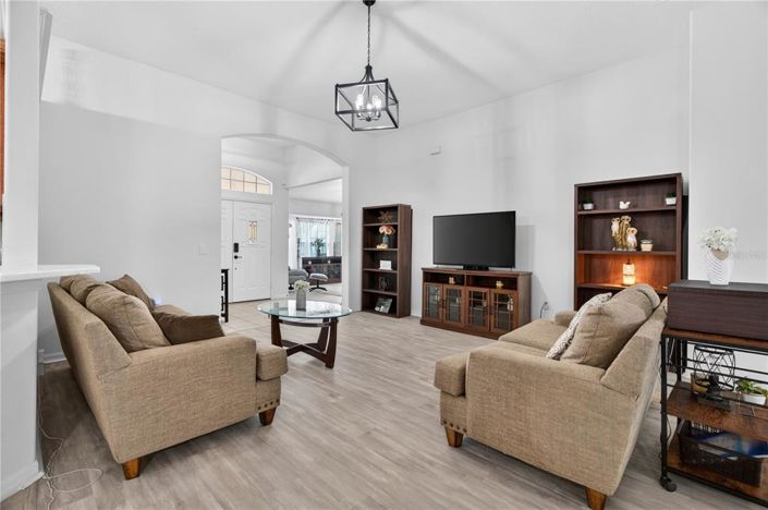 Image No.8-4 Bed House for sale