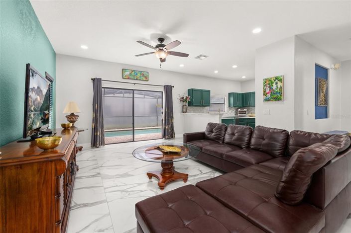 Image No.17-6 Bed House for sale