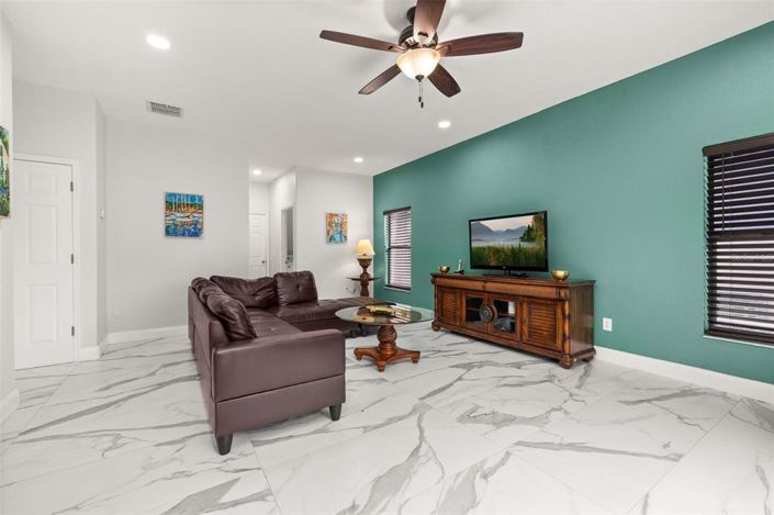 Image No.19-6 Bed House for sale