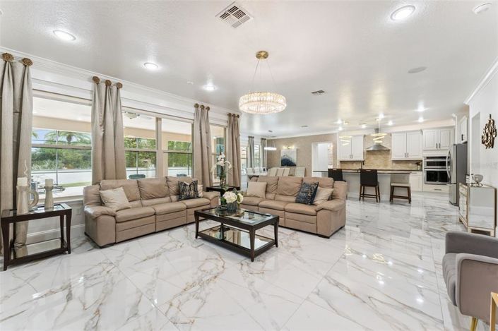 Image No.6-5 Bed House for sale