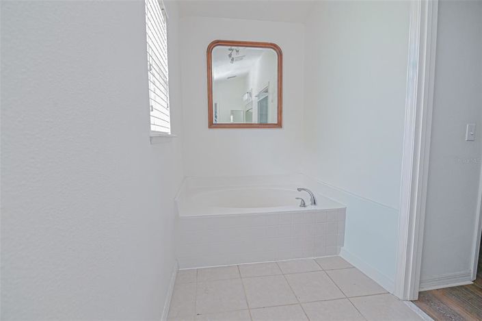 Image No.18-4 Bed House for sale