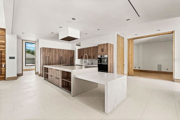 Image No.21-4 Bed House for sale