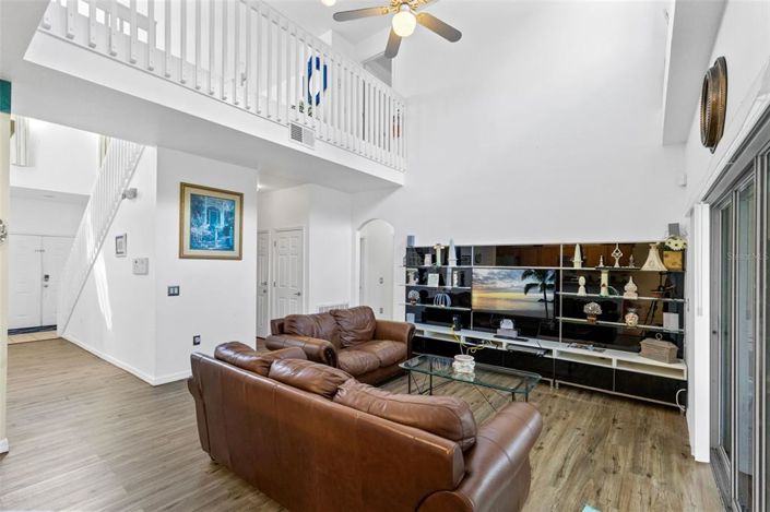 Image No.6-5 Bed House for sale