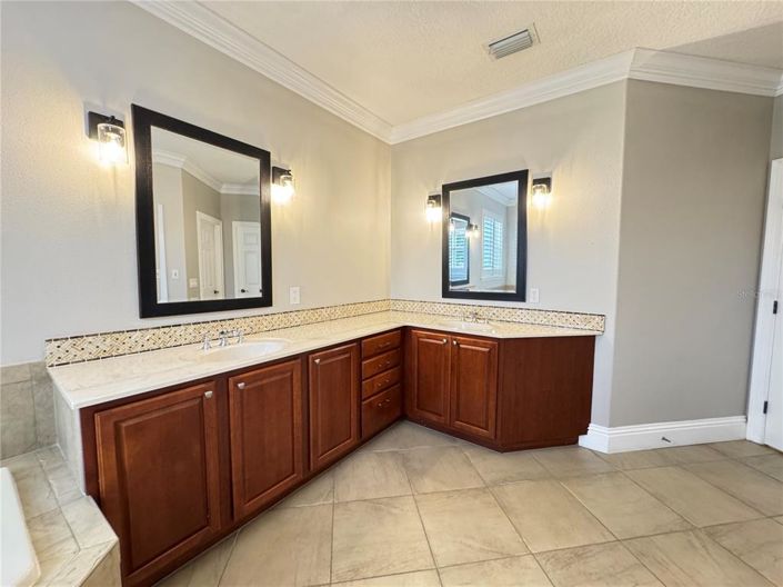 Image No.33-5 Bed House for sale