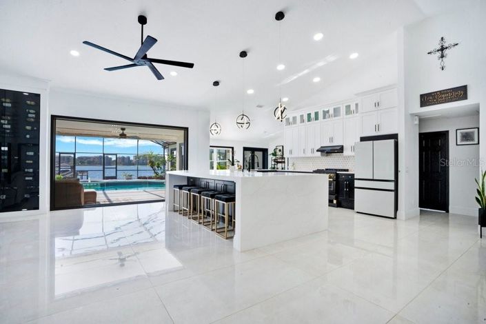 Image No.7-5 Bed House for sale