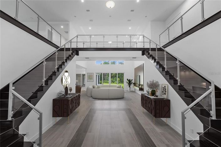 Image No.8-6 Bed House for sale