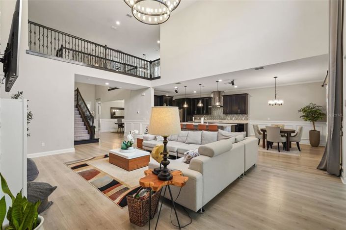 Image No.8-5 Bed House for sale