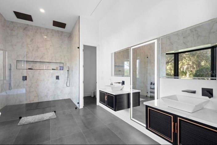 Image No.6-5 Bed House for sale