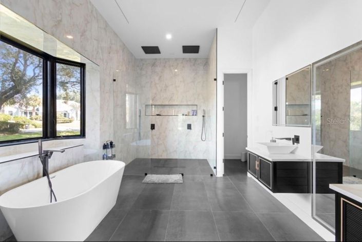 Image No.8-5 Bed House for sale