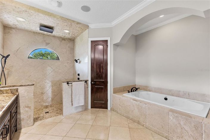 Image No.28-6 Bed House for sale