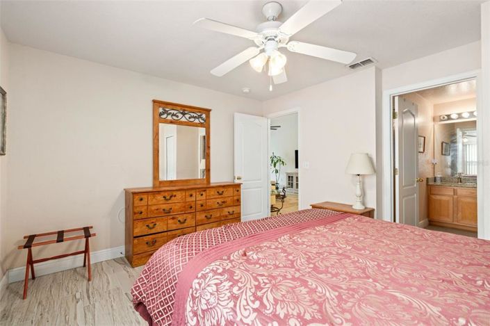 Image No.25-5 Bed House for sale