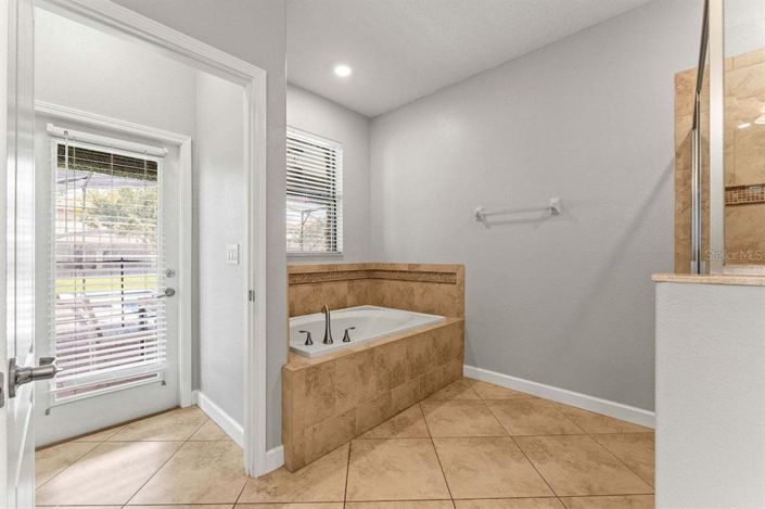Image No.36-6 Bed House for sale