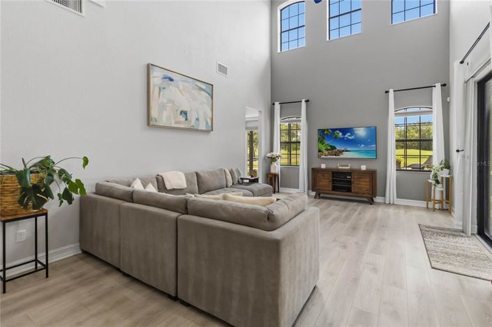 Image No.8-5 Bed House for sale