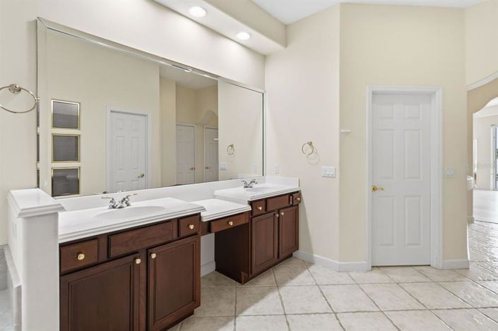 Image No.32-5 Bed House for sale
