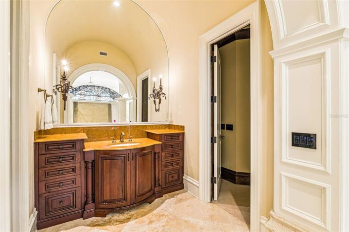 Image No.40-6 Bed House for sale