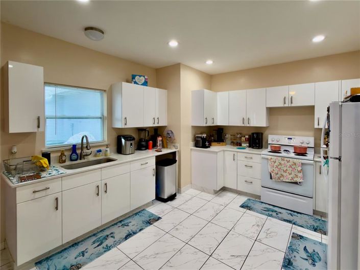Image No.18-6 Bed House for sale
