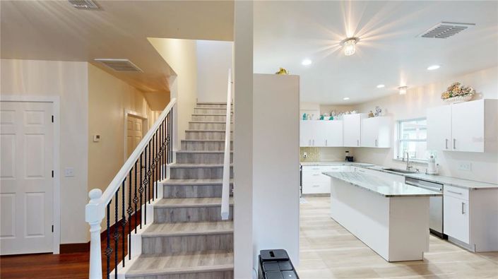 Image No.8-6 Bed House for sale