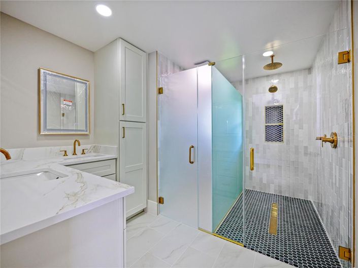 Image No.7-5 Bed House for sale