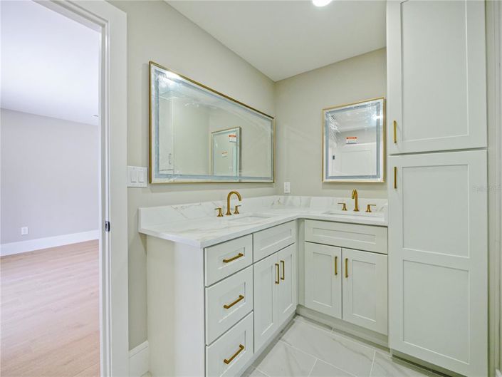 Image No.8-5 Bed House for sale