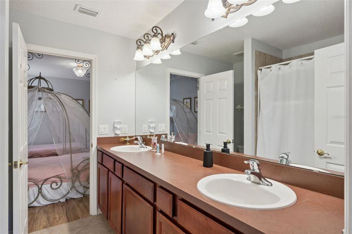 Image No.28-6 Bed House for sale