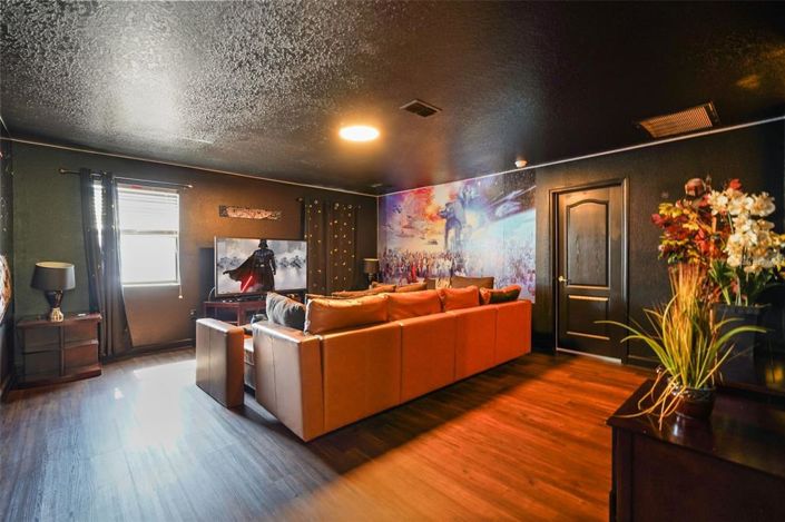Image No.20-6 Bed House for sale