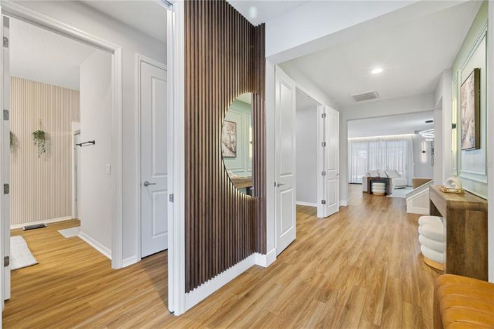 Image No.8-5 Bed House for sale