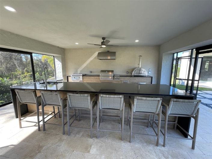 Image No.18-6 Bed House for sale