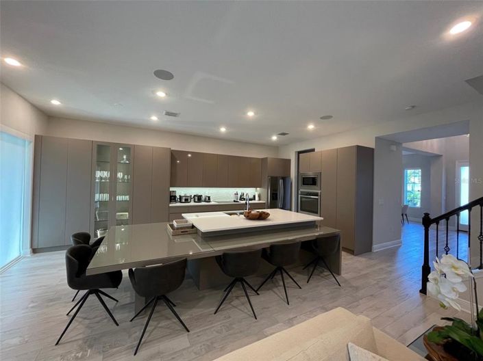 Image No.8-6 Bed House for sale