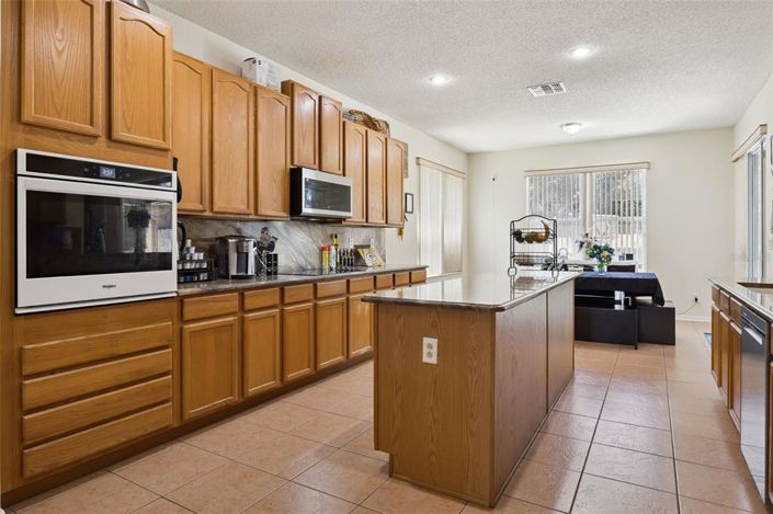 Image No.12-6 Bed House for sale