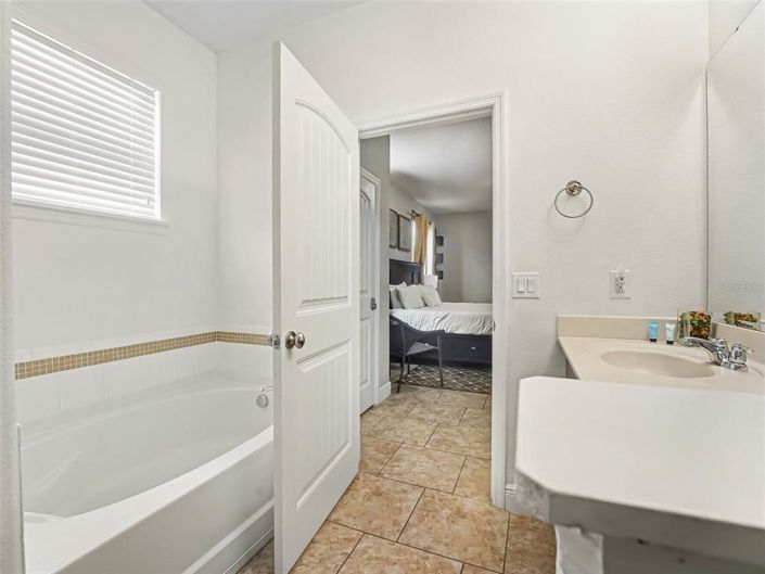 Image No.12-5 Bed House for sale