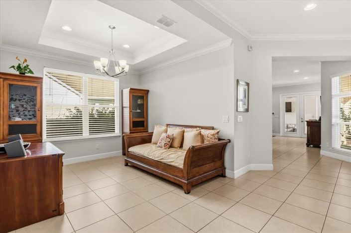 Image No.8-5 Bed House for sale