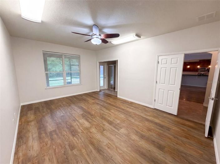 Image No.9-5 Bed House for sale
