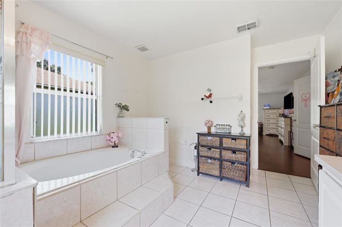 Image No.25-4 Bed House for sale