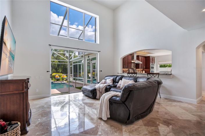 Image No.8-5 Bed House for sale