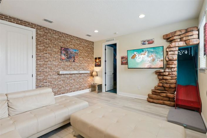 Image No.7-6 Bed House for sale