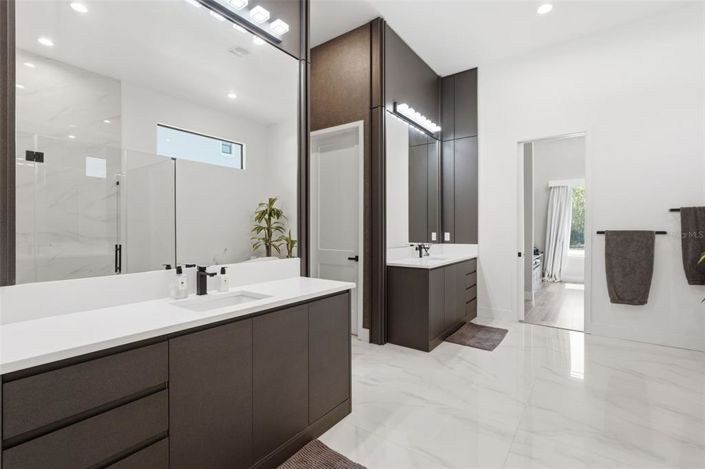 Image No.42-5 Bed House for sale