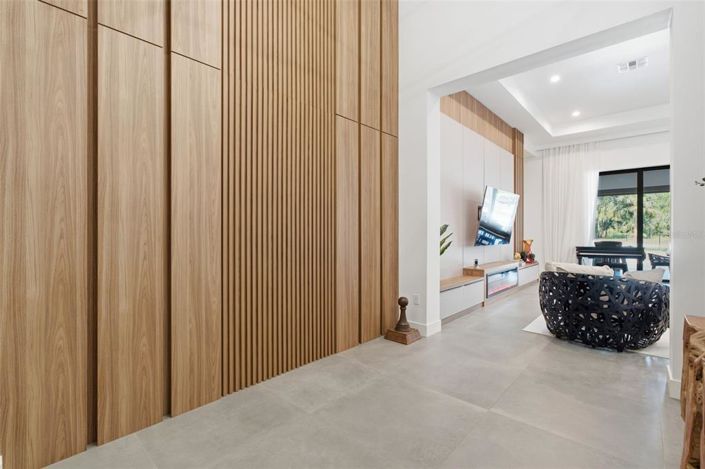 Image No.8-5 Bed House for sale