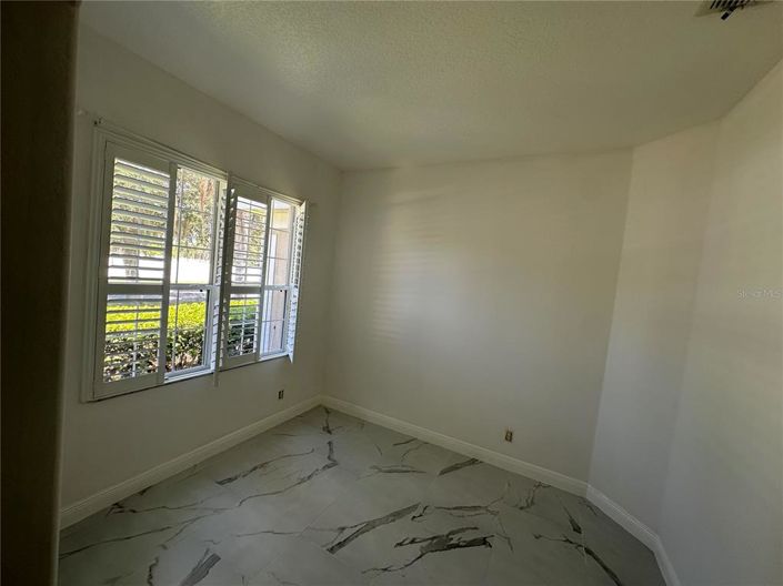 Image No.18-4 Bed House for sale