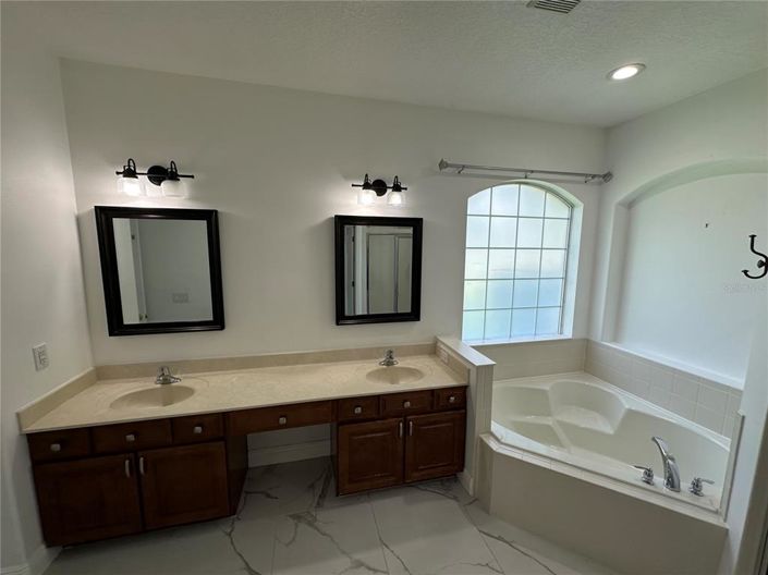 Image No.25-4 Bed House for sale