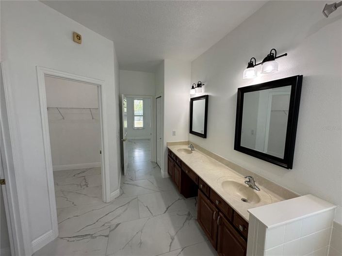 Image No.26-4 Bed House for sale