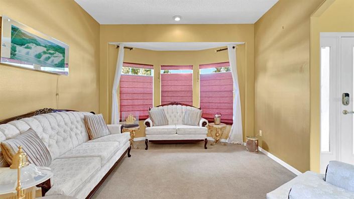 Image No.8-5 Bed House for sale