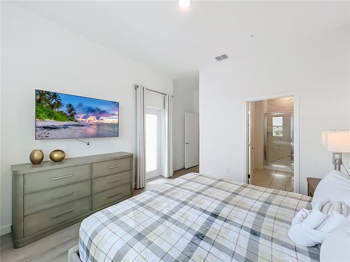 Image No.16-6 Bed Townhouse for sale