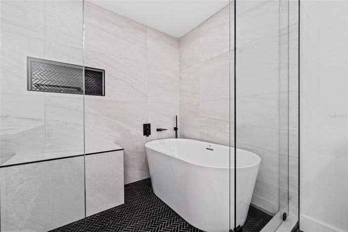 Image No.26-6 Bed House for sale