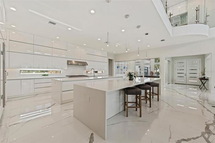 Image No.5-6 Bed House for sale