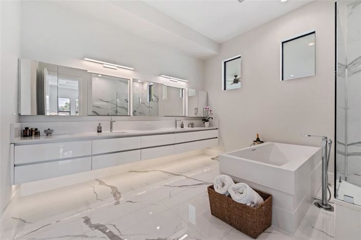 Image No.8-6 Bed House for sale